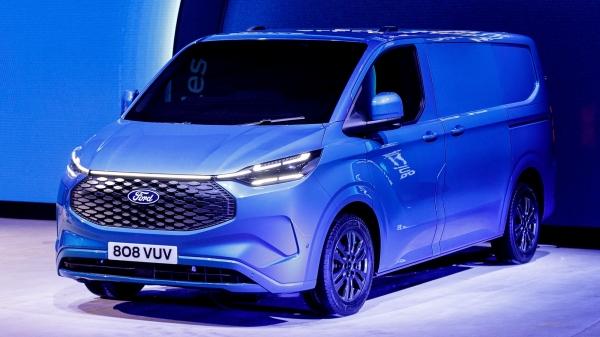 Подробности о Ford E-Transit Custom: руль-стол, подушка в потолке и езда в одну педаль