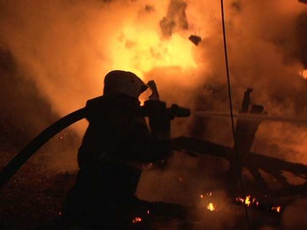 Ночной пожар в заброшенном здании на Рощинской улице тушили три часа