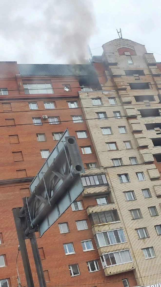 Видео: пожарные эвакуировали пятерых петербуржцев из горящей квартиры на Комендантском проспекте1