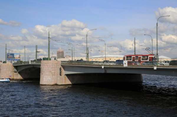 В Петербурге разыскивают мужчину, угрожавшего взорвать Тучков мост