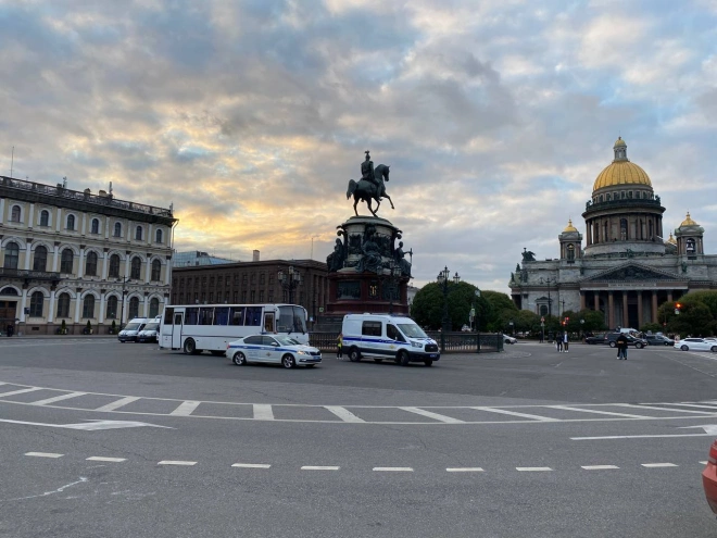 Фото: в центре Петербурга установили ограждения и пригнали автозаки3
