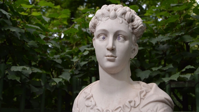 Вандал нарисовал глаза одной из скульптур в Летнем саду