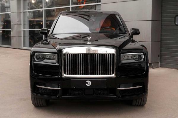 Удлиненный вариант Rolls-Royce Cullinan продают в Москве за впечатляющие 92 млн руб