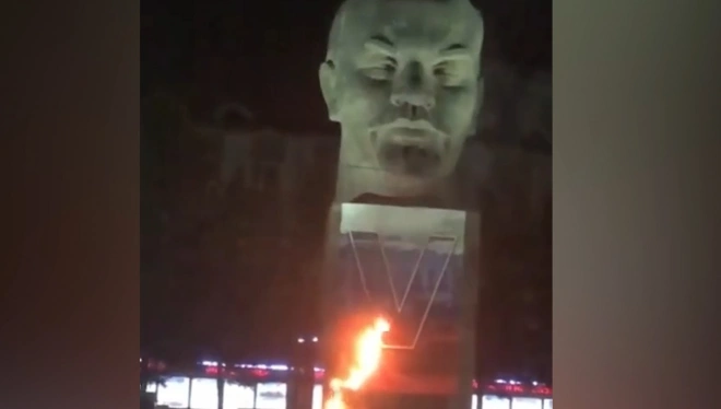 На памятнике Ленину в Улан-Удэ подожгли баннер с буквой V0