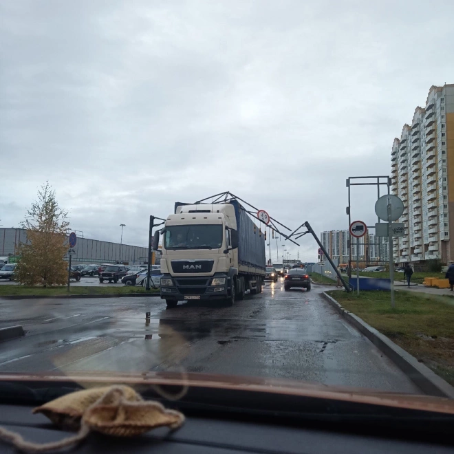 Почти "мост глупости": фура снесла ограничительную арку на Парашютной улице