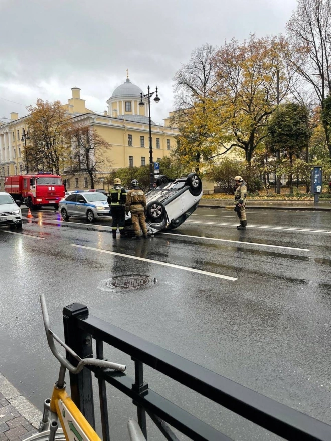 Mini Cooper столкнулся с такси и перевернулся на крышу на Московском проспекте0