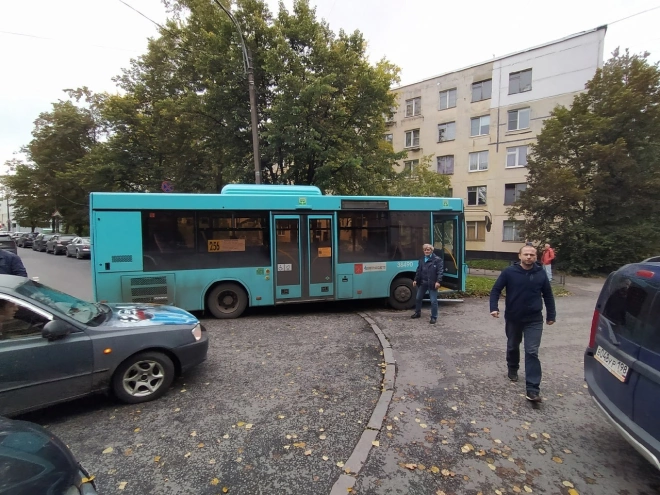 В Петербурге разбился лазурный автобус2