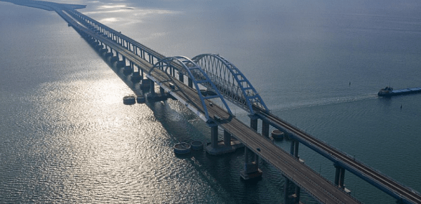 Подорвавшийся на Крымском мосту грузовик задержит поезда из Петербурга