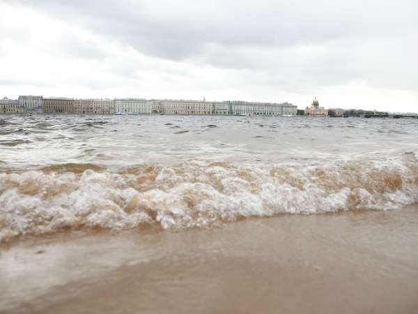 Уровень воды в Неве превысил 120 сантиметров