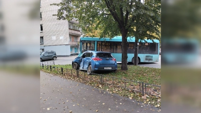 В Петербурге разбился лазурный автобус