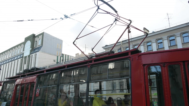 На Ленсовета легковушка сбила выходящую из трамвая пятиклассницу