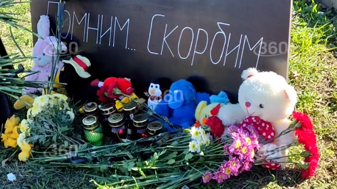 В Ейске организовали стихийный мемориал после падения самолёта