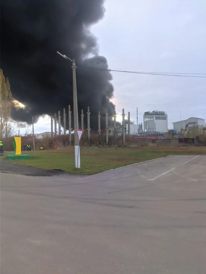 В Белгородской области полыхает лакокрасочный завод после обстрела ВСУ0