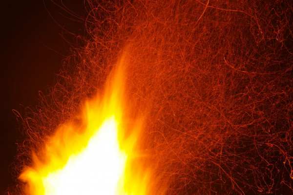 Из-за вспыхнувшего телефона в квартире на Караваевской чуть не сгорела живьем целая семья