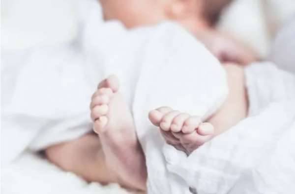 Малыш со Среднерогатской попал к врачам в тяжелом состоянии после падения с кровати
