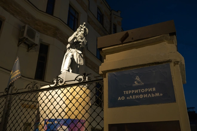 Подсветкой оформлен памятник фронтовому кинооператору