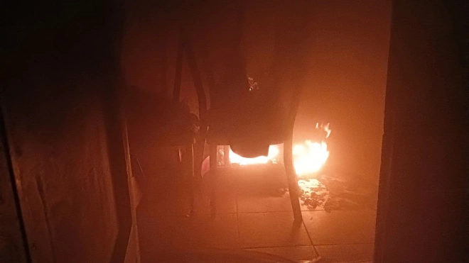 На улице Димитрова хулиганы подожгли мебель на лестничной площадке