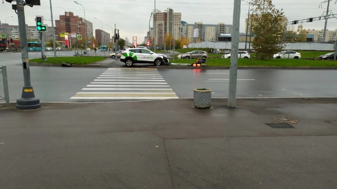 На перекрестке Шуваловского и Комендантского проспектов  каршеринг уронил светофор