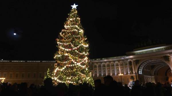 Власти Петербурга решили не отменять новогоднюю елку на Дворцовой
