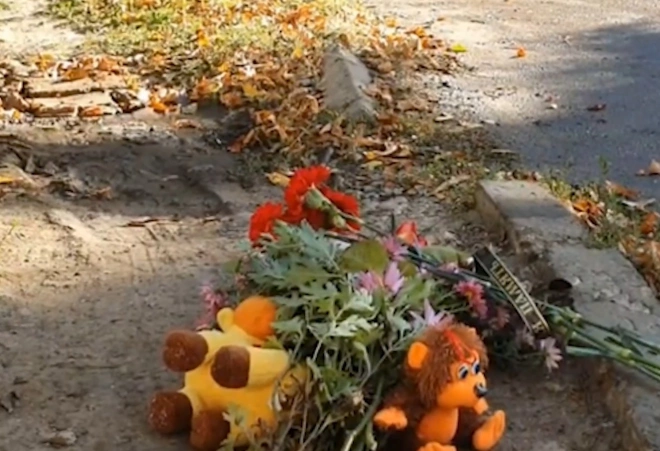 Жители Ейска несут цветы и игрушки к дому, во двор которого упал самолет0