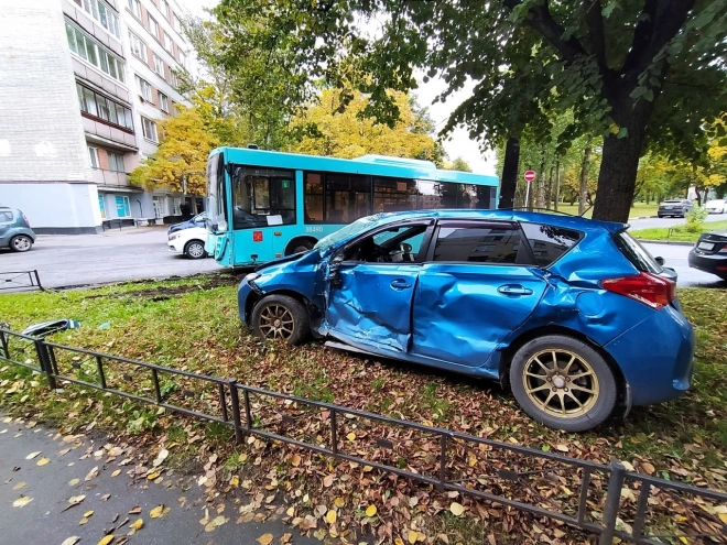 В Петербурге разбился лазурный автобус1