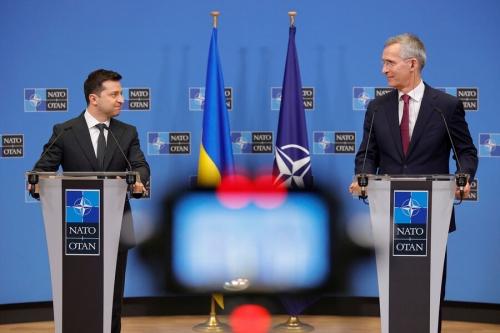 Politico: Запад не желает скорого вступления Украины в НАТО, поскольку не хочет войны с РФ 