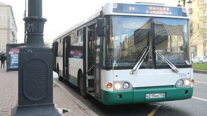 В Петербурге школьника прищемило дверьми автобуса