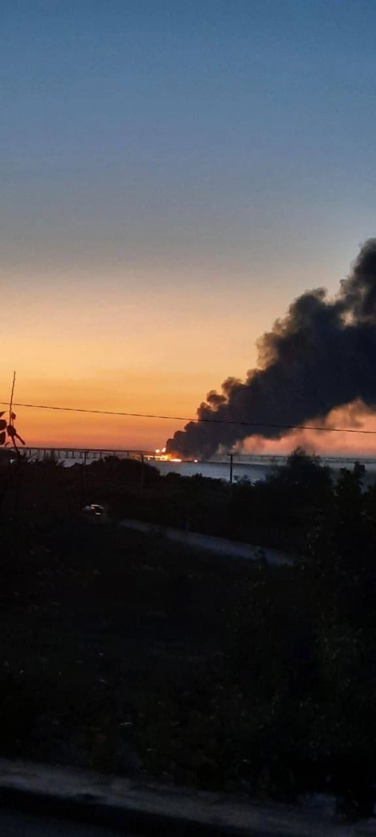 Движение по Крымскому мосту приостановили из-за горящей цистерны с топливом0