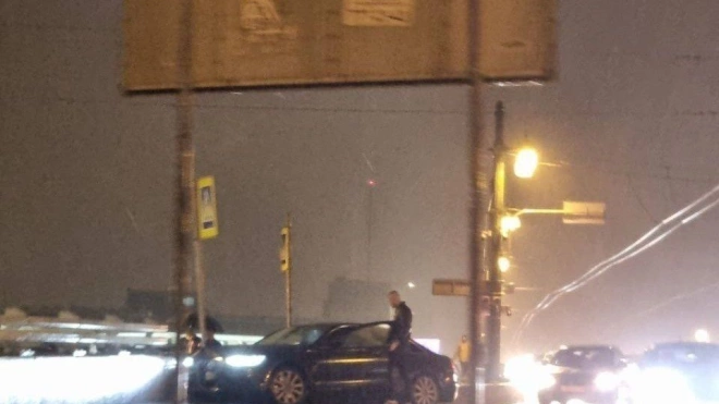 Иномарка Audi вылетела на пешеходную зону с Литейного моста