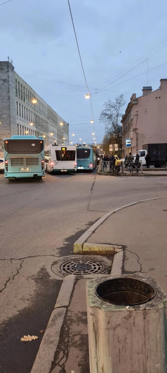 У метро "Пролетарская" произошло ДТП с участием двух автобусов