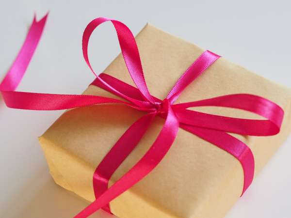 «Главное – внимание»: сколько россиян получили ненужные подарки на Дни рождения