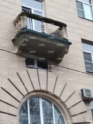 На улице Седова сталинка "потеряла" балкон