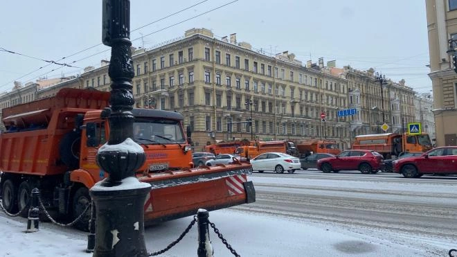 В Петербурге спецтехника приводит город в порядок после небольшого снегопада