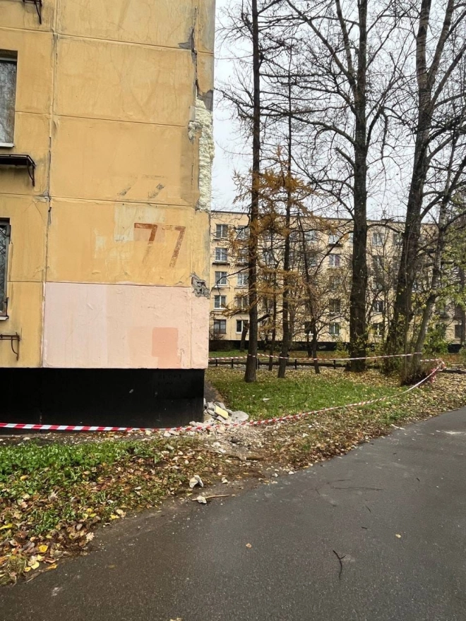 В Петербурге разваливающийся дом починили монтажной пеной