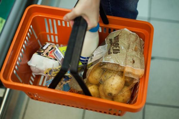 Петербуржцы ограничивают свои траты в магазинах