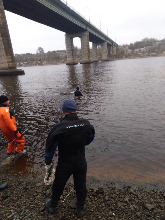 В Ленобласти спасатели вытащили из реки Волхов затонувший автомобиль2