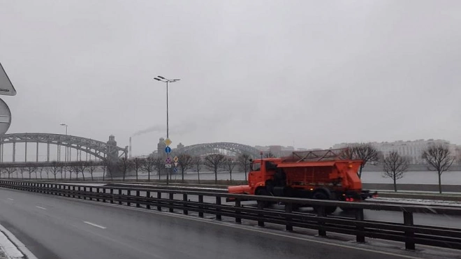 В Петербурге дорожные службы внесли коррективы в работу из-за выпавшего на выходных снега