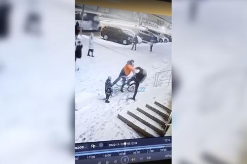 В Барнауле мужчина жестоко избил прохожего, заступившегося за ребенка 