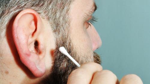 Daily Mail: британца излечили от пятилетней глухоты, вытащив из уха накладку от наушника 