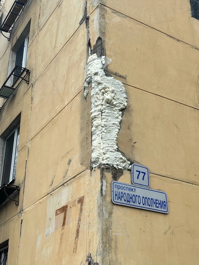 В Петербурге разваливающийся дом починили монтажной пеной