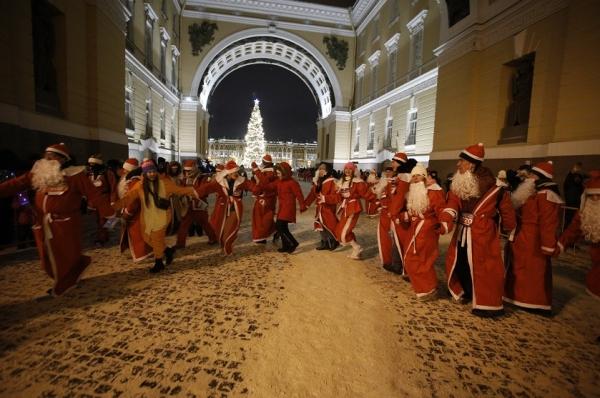 В Петербурге готовы платить 120 тыс. рублей Дедам Морозам