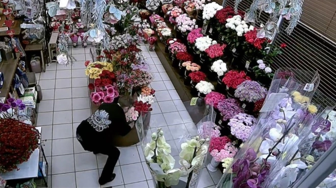 Петербуржец украл из цветочного вазу с 50 розами0