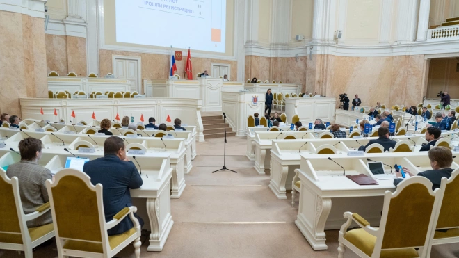 В Петербурге одобрили изменения в бюджете на 2022 год, сократив траты на метро на 17 млрд рублей