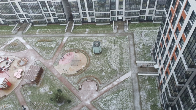 В большинстве районов Петербурга выпал первый снег