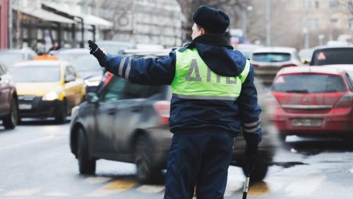 Baza: в Екатеринбурге полицейские привязали водителя за шею к сиденью машины и избили 