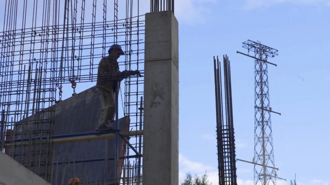 Рабочие выбрались из строительной люльки в Москве