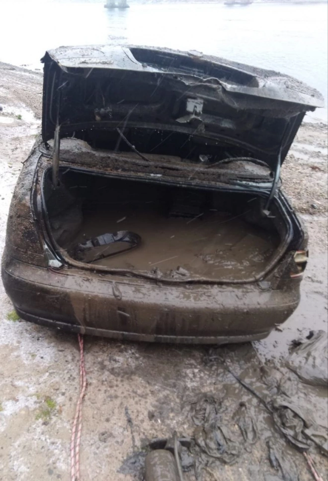 В Ленобласти спасатели вытащили из реки Волхов затонувший автомобиль1