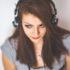 Прослушивание музыки в наушниках на полной громкости может привести к снижению слуха
