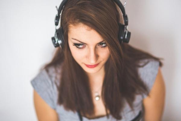 Прослушивание музыки в наушниках на полной громкости может привести к снижению слуха 