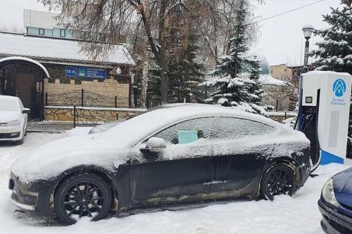 В Набережных Челнах автомобиль Tesla сломался после попытки зарядить аккумуляторы 
